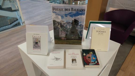 Photo de la table thématique "Poésie des Balkans" avec des livres
