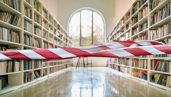 Espace de bibliothèque fermée par un ruban de signalisation. _Dans le cadre de LGL