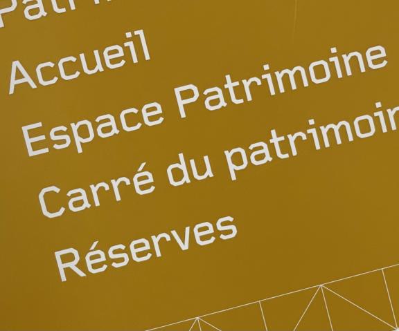 Focus sur la signalétique orientant vers l'espace du patrimoine 