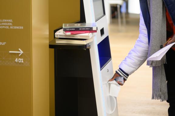 Un lecteur utilise l'automate de prêt