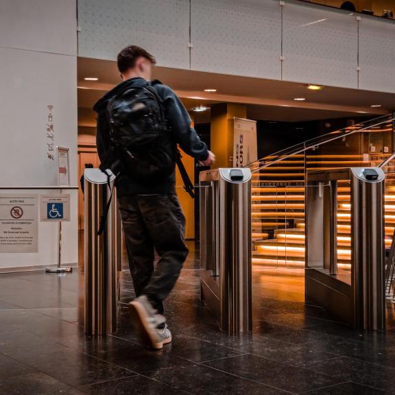 Photo de l'espace sous douane à coté de l'escalier 