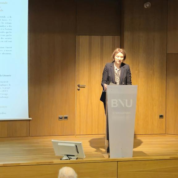 photo d'une d'une conférencière durant le colloque Retour d'exils en Lituanie et en Europe orientale aux XX-XXIe siècle