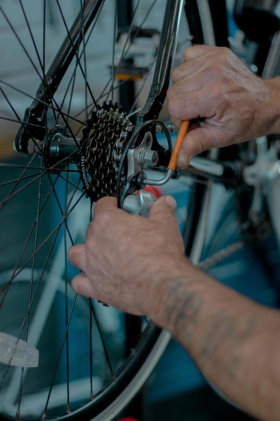 Personne répare vélo