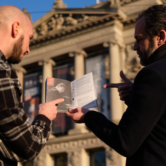 Benoît Wirrmann et Arthur Brody montrant l'agenda