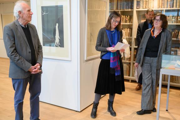 Exposition Dialogues / Dialoge