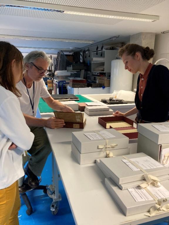 Photo du moment de la restitution et contrôle par l’atelier de restauration