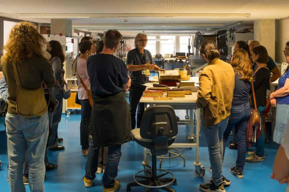 Thierry Aubry présente l'atelier de restauration-conservation aux journées européennes du patrimoine 2024