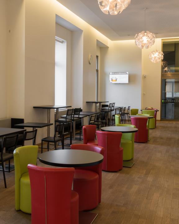Photo de la cafétéria de la Bnu - avec au fond un des écrans 