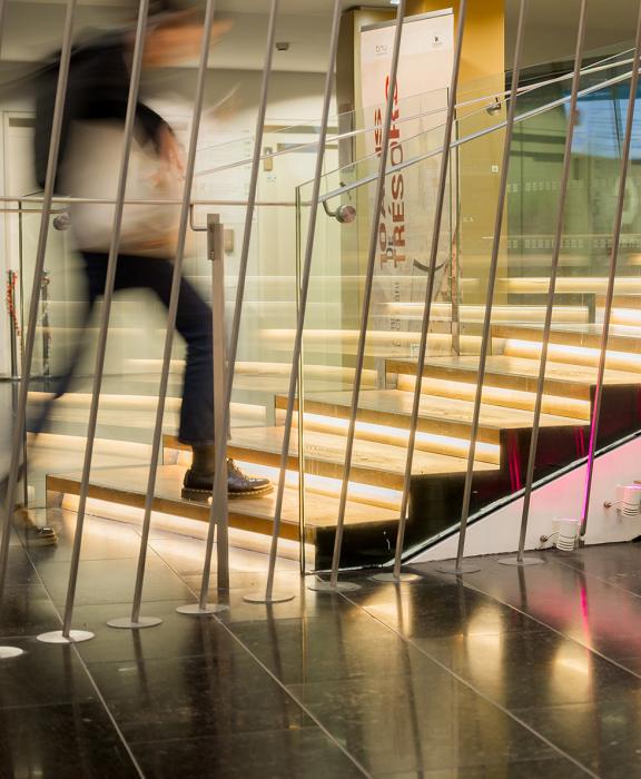 La première marche de l’escalier monumental de la Bnu (dans le cadre d’Octobre Rose 2024) 