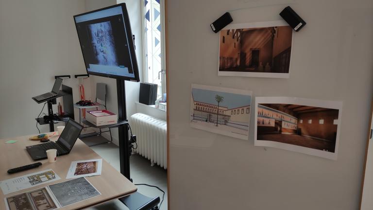 photos de reconstitutions du palais sur un tableau