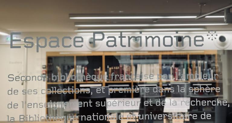 Vitrine d'entrée de l'Espace patrimoine 