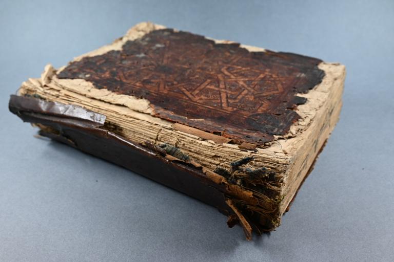 Photo d'un des manuscrit des manuscrits arabes - avant travail restauration 