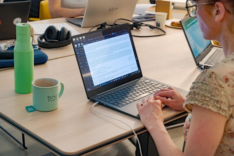 Session de travail sur un ordi au Lab de la Bnu 