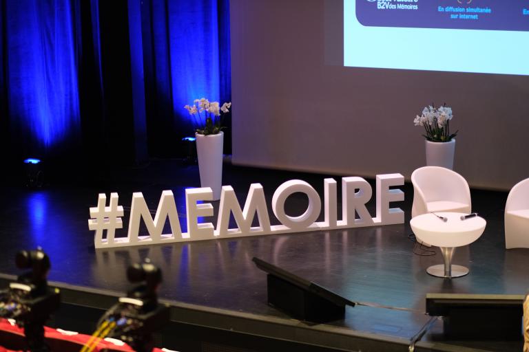 Visuel de décoration pour une scène évoquant la semaine de la mémoire 