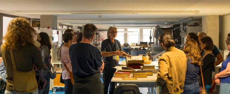 Thierry Aubry présente l'atelier de restauration-conservation aux journées européennes du patrimoine 2024