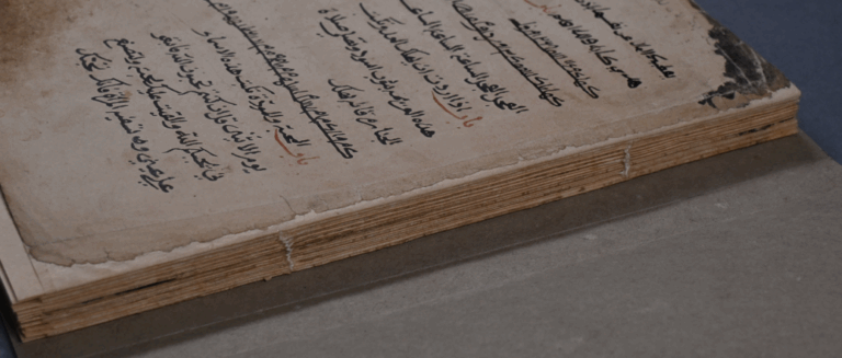 Le manuscrit 4.305,1 et focus sur la partie 2 après restauration, réfection de la couture et ajout des onglets