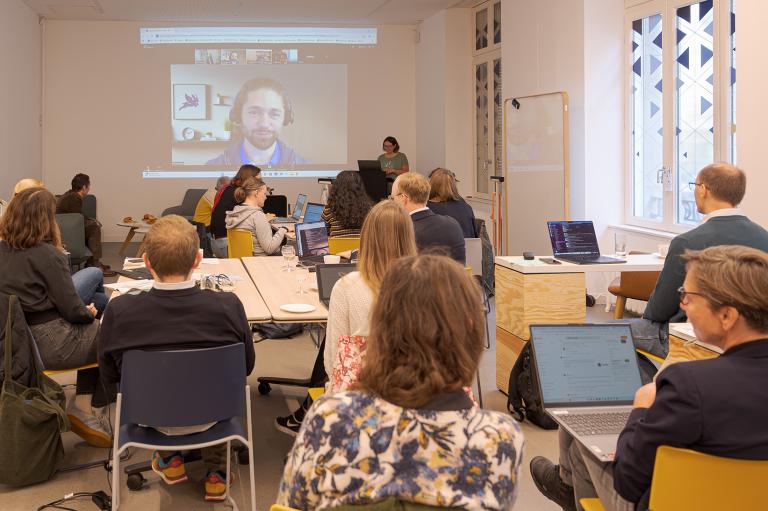 Photo des rencontres de l'EOD avec focus sur le groupe au Lab de la Bnu 