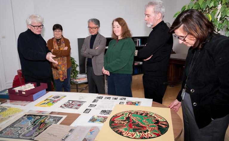 Photo de la cérémonie de réception du don en présence de l'artiste
