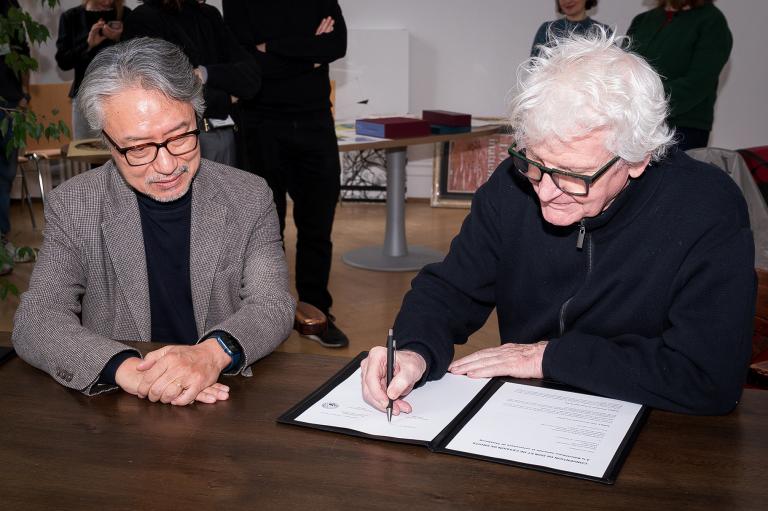  Signature la convention de don entre l'artiste et le Directeur de la Bnu 