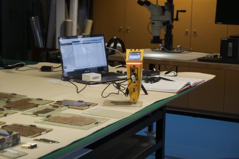 Photo du spectromètre XRF portatif permettant une analyse grâce aux rayons X