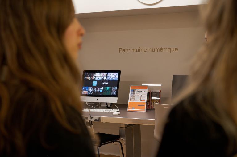 Photo devant l'espace patrimoine numérique pour illustrer les formations sur ce thème