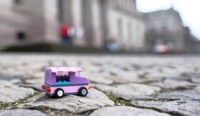 Photo pour supporter l'AMI Food Truck avec une composition avec un Légo devant la Bnu