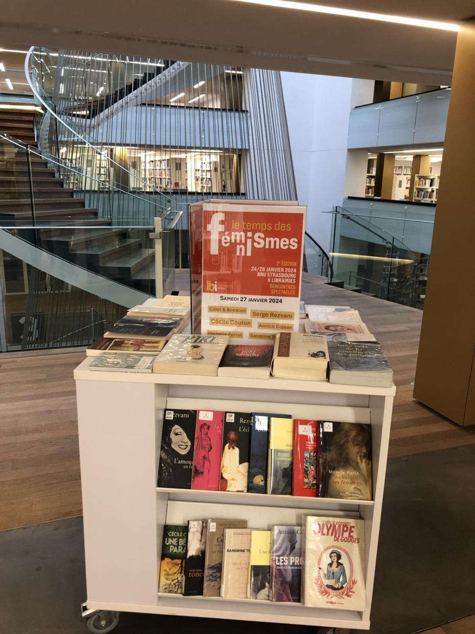Les bibliothécaires de la Bnu ont aussi préparé, à l'occasion de ces 5 jours,  une table de valorisation autours des auteur.rice.s présent.e.s.  